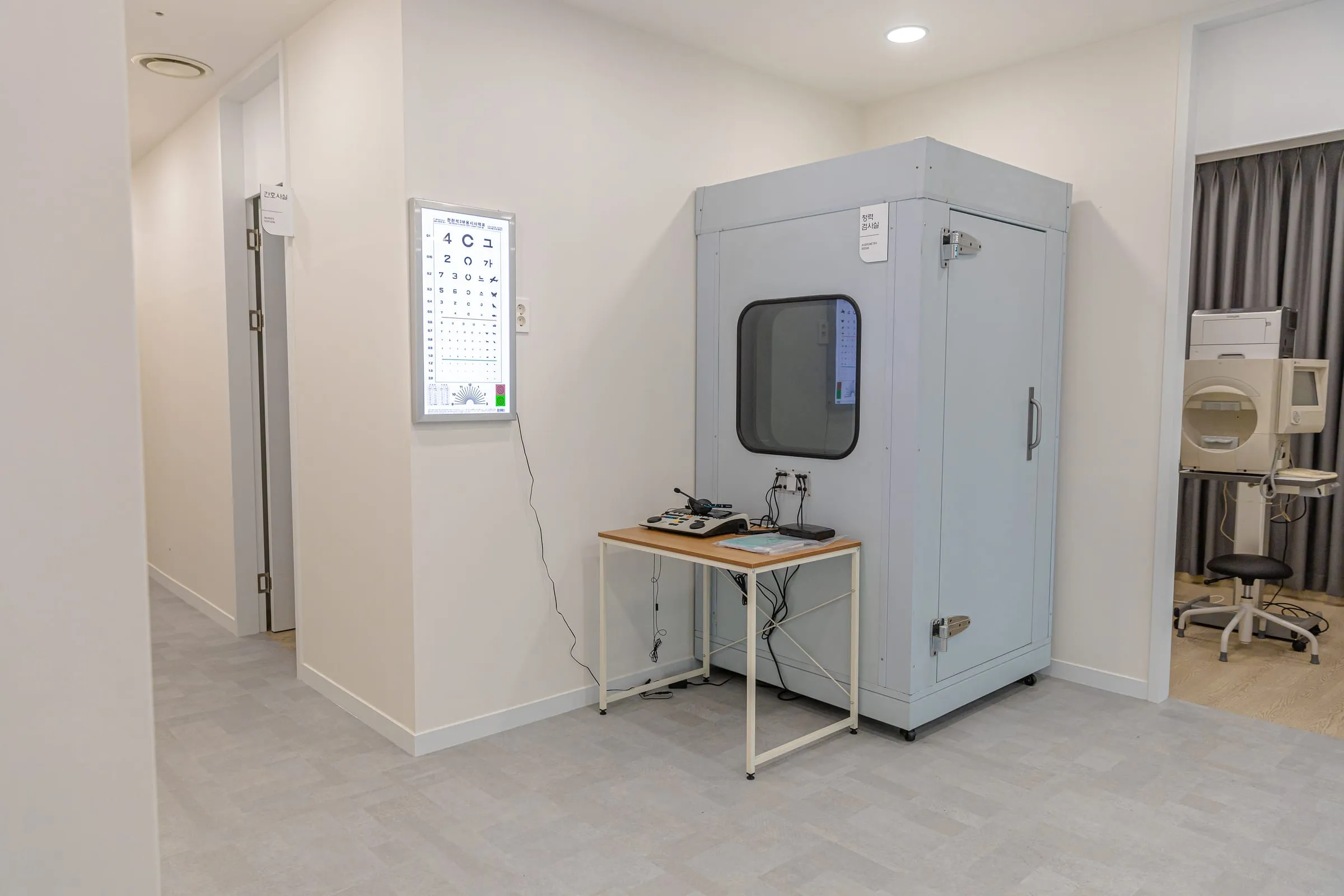청력검사실 — 방음 부스와 청력검사 장비, 벽에 걸린 시력표